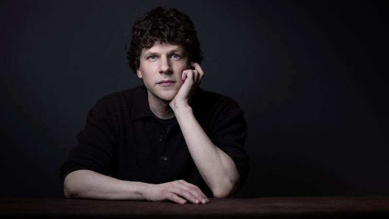 Jesse Eisenberg On Why He Doesn't Want To Be Linked To Mark Zuckerberg Jesse Eisenberg On Why He Doesn't Want To Be Linked To Mark Zuckerberg