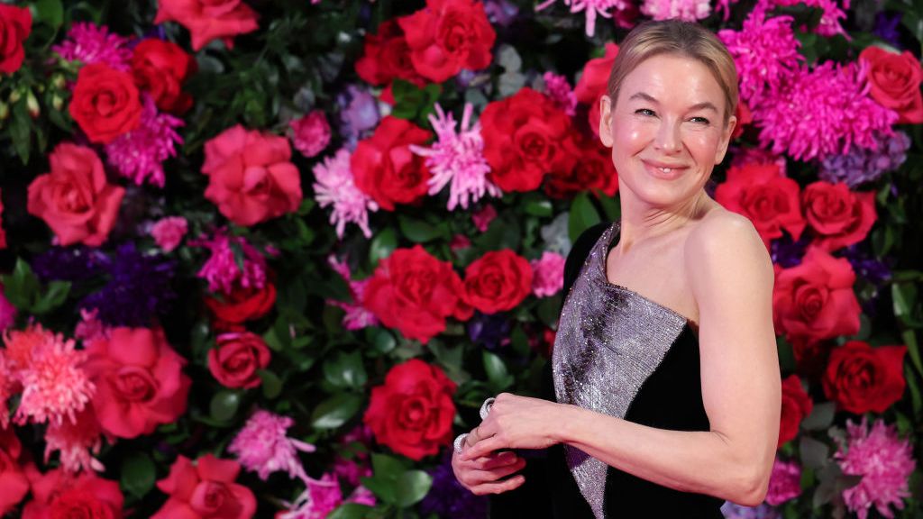 Renée Zellweger A Roma: Il Suo Abito Rosa Shocking Sul Red Carpet Renée Zellweger A Roma: Il Suo Abito Rosa Shocking Sul Red Carpet